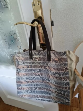Bolso de piel con estampado de serpiente.