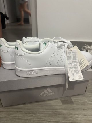 Zapatillas Adidas Blancas con Detalles Verdes