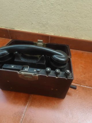 Teléfono militar ruso antiguo a manivela