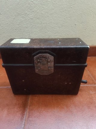 Teléfono militar ruso antiguo a manivela