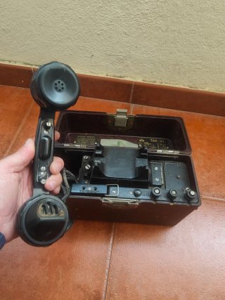 Teléfono militar ruso antiguo a manivela