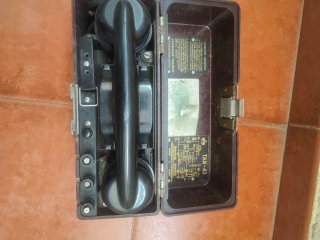 Teléfono militar ruso antiguo a manivela