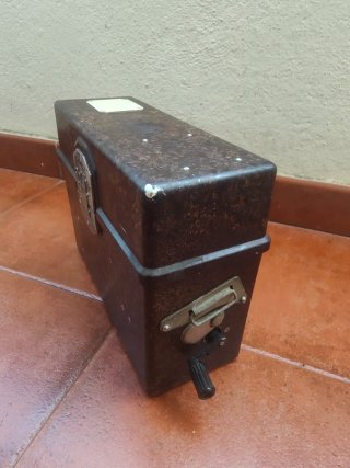 Teléfono militar ruso antiguo a manivela