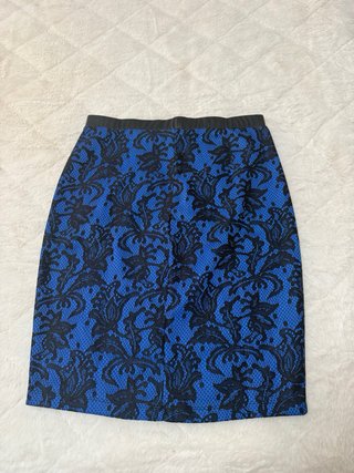 Falda de encaje azul y negro