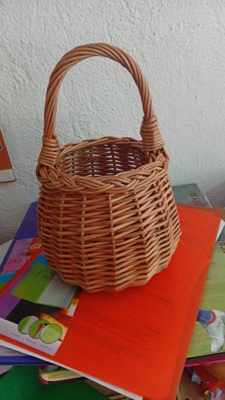 Cesta pequeña de mimbre