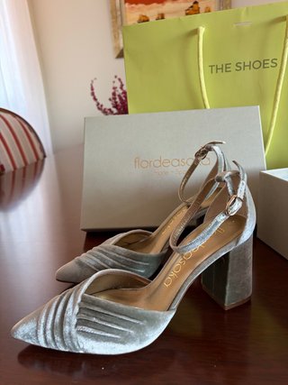 Zapatos Flordeasoka Tacon Gris y Dorado Mujer