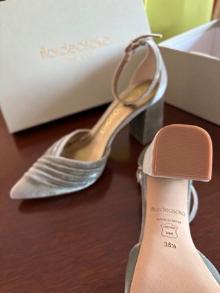 Zapatos Flordeasoka Tacon Gris y Dorado Mujer