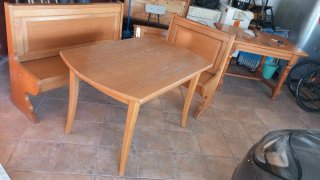Asiento con mesa de madera