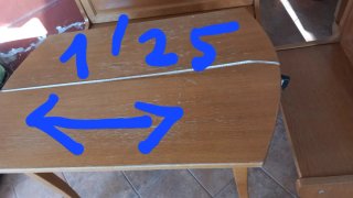Asiento con mesa de madera