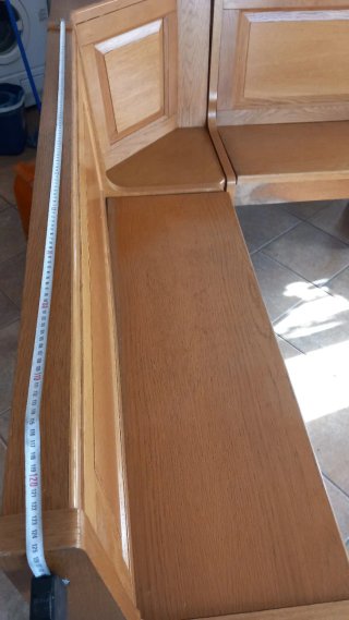 Asiento con mesa de madera