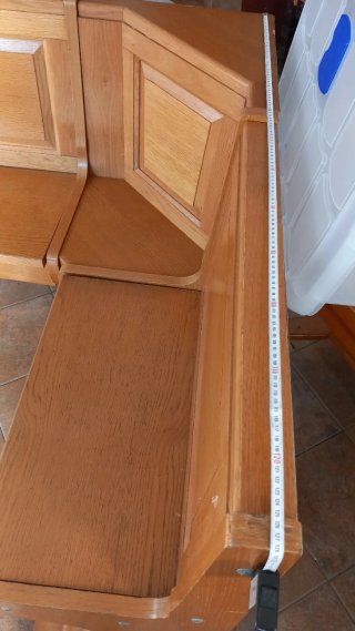 Asiento con mesa de madera