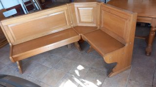 Asiento con mesa de madera