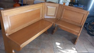 Asiento con mesa de madera