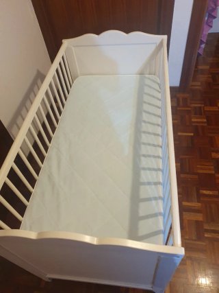 Cuna blanca con colchón