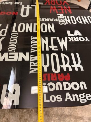 Mesa auxiliar moderna con diseño de ciudades