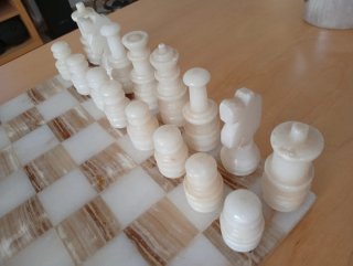 Ajedrez de mármol beige/marrón y blanco