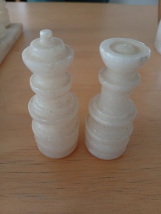Ajedrez de mármol beige/marrón y blanco