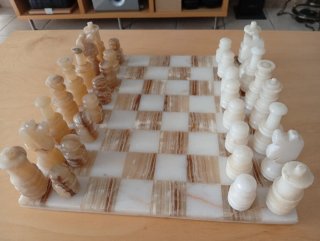 Ajedrez de mármol beige/marrón y blanco
