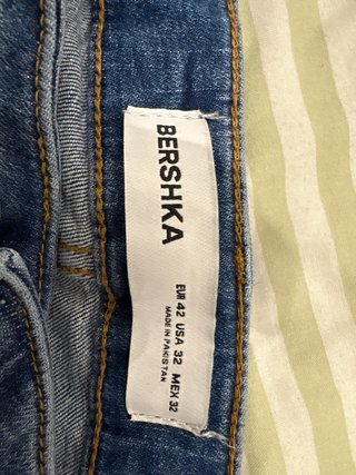 Pantalón vaquero Bershka azul roto con pintura