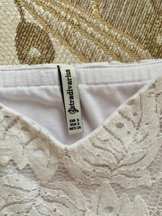 Top Stradivarius blanco encaje manga acampanada