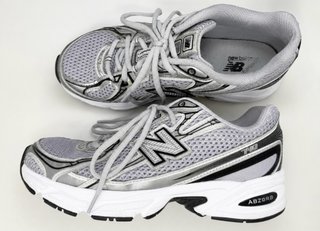 Zapatillas New Balance Gris y Plata