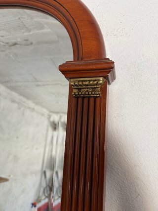 Specchio in legno con cornice curva