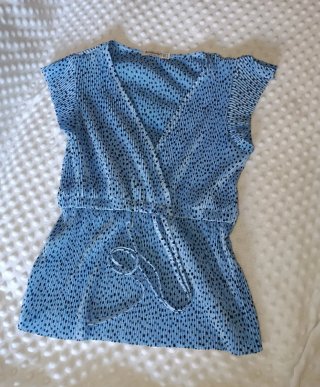 Camiseta Stradivarius azul lunares Talla S/M