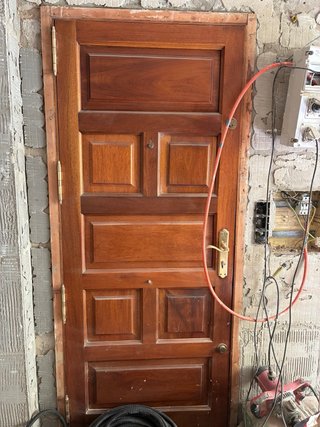 Puerta madera maciza entrada