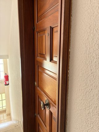 Puerta madera maciza entrada