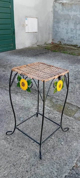 Mesita alta metal y mimbre con girasoles