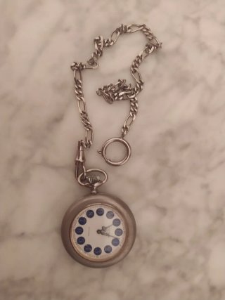 Reloj de bolsillo antiguo con cadena