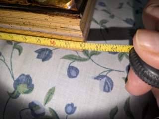Marco de madera dorado con paspartú salmón