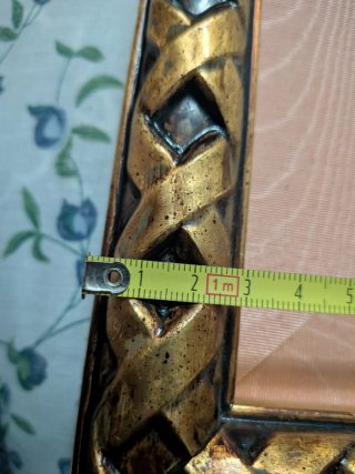Marco de madera dorado con paspartú salmón
