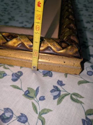 Marco de madera dorado con paspartú salmón