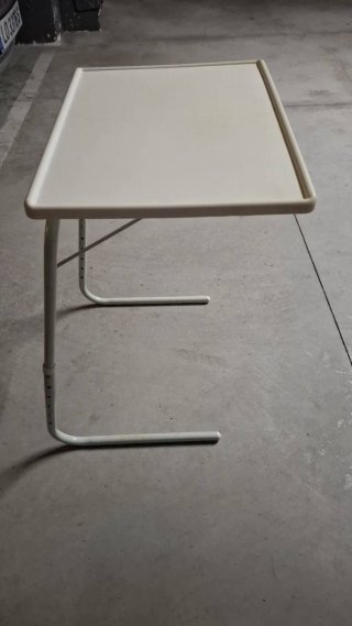 Mesa auxiliar plegable.