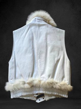Colete de couro com pelo branco