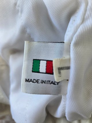 Colete de couro com pelo branco