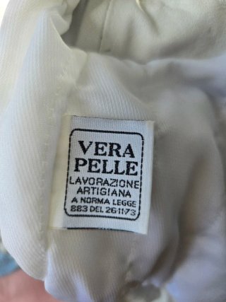 Colete de couro com pelo branco