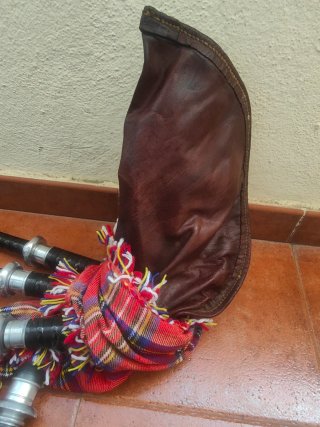 Gaita antigua de cuero
