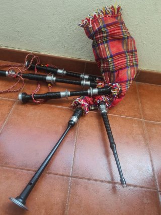 Gaita antigua de cuero