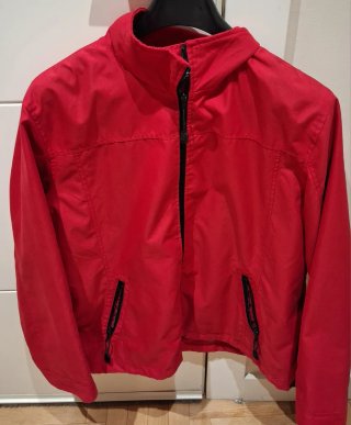Parka roja con cremallera