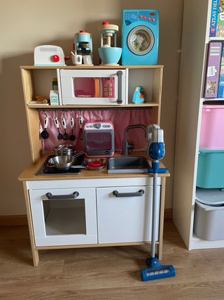 Cocina de madera Ikea con accesorios