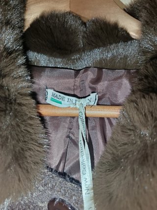 Chaquetón marrón con cuello y puños de pelo sintét
