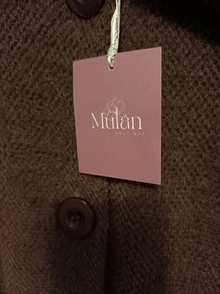 Chaquetón marrón con cuello y puños de pelo sintét