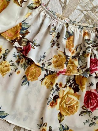 Blusa Stradivarius floral hombros descubiertos