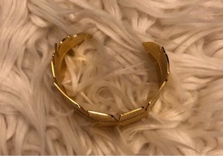 Pulsera dorada estilo hoja