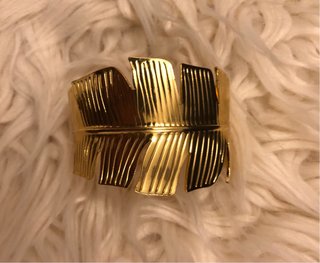 Pulsera dorada estilo hoja