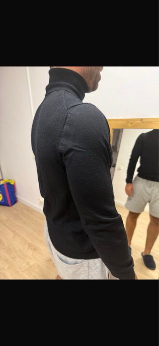 Jersey cuello alto hombre negro