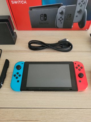 Nintendo Switch como NUEVA con muchos accesorios
