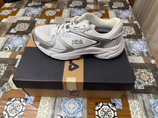 Zapatillas Fila Beige y Negras